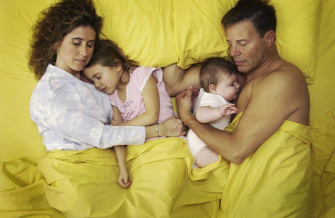 С кем спать?! спать с ребенком — вместе или врозь: плюсы, минусы, советы
