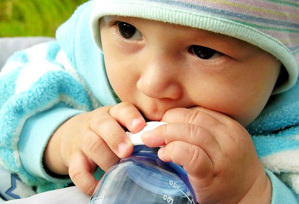 Ребенок и бутылочка: как и когда нужно отучать