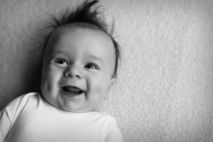 Когда новорожденный начинает улыбаться маме и осознанно смеяться