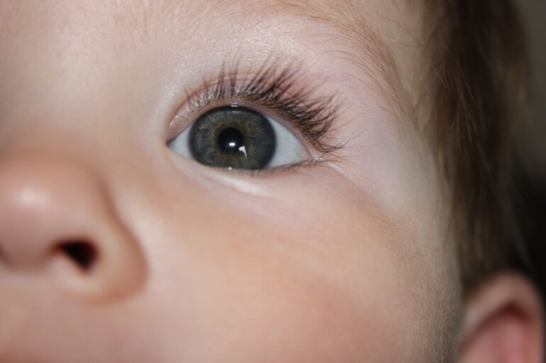 Когда у новорожденных меняется цвет глаз