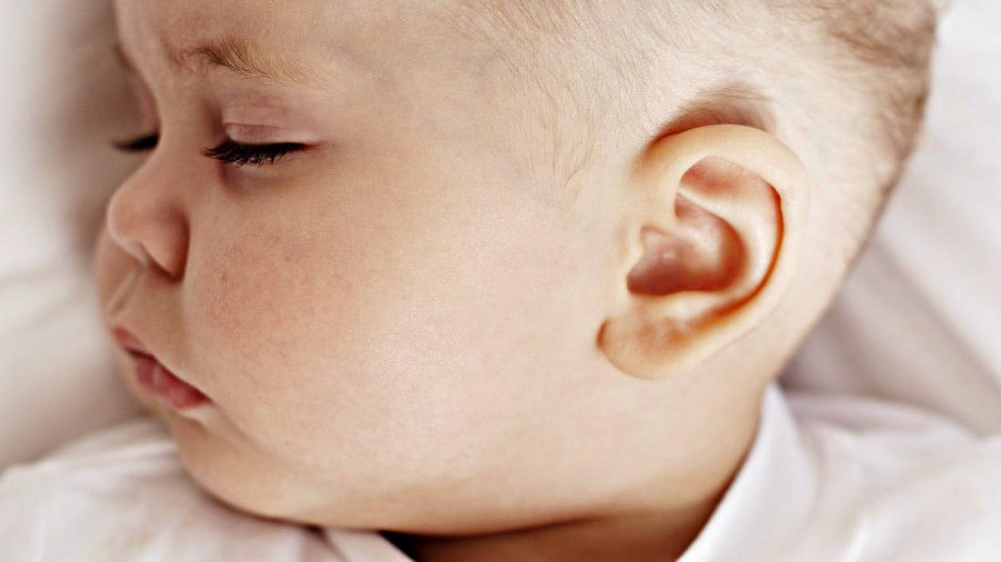 Ребенок чешет уши: почему, причины и что делать?
