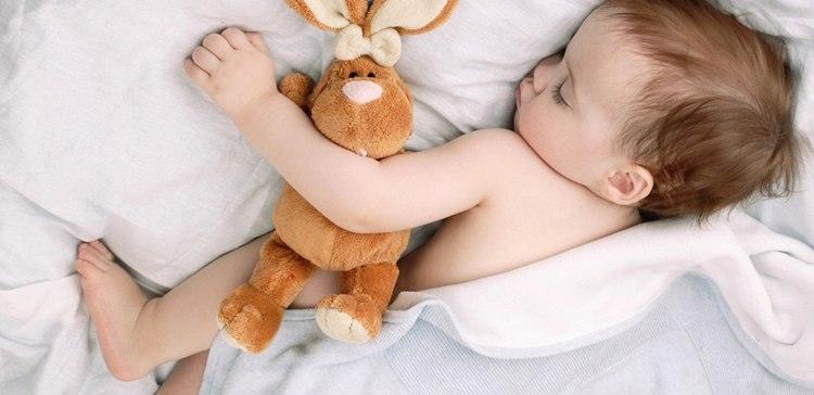 Ребенок резко вздрагивает во сне. почему новорожденный ребенок вздрагивает во сне, стоит ли беспокоиться