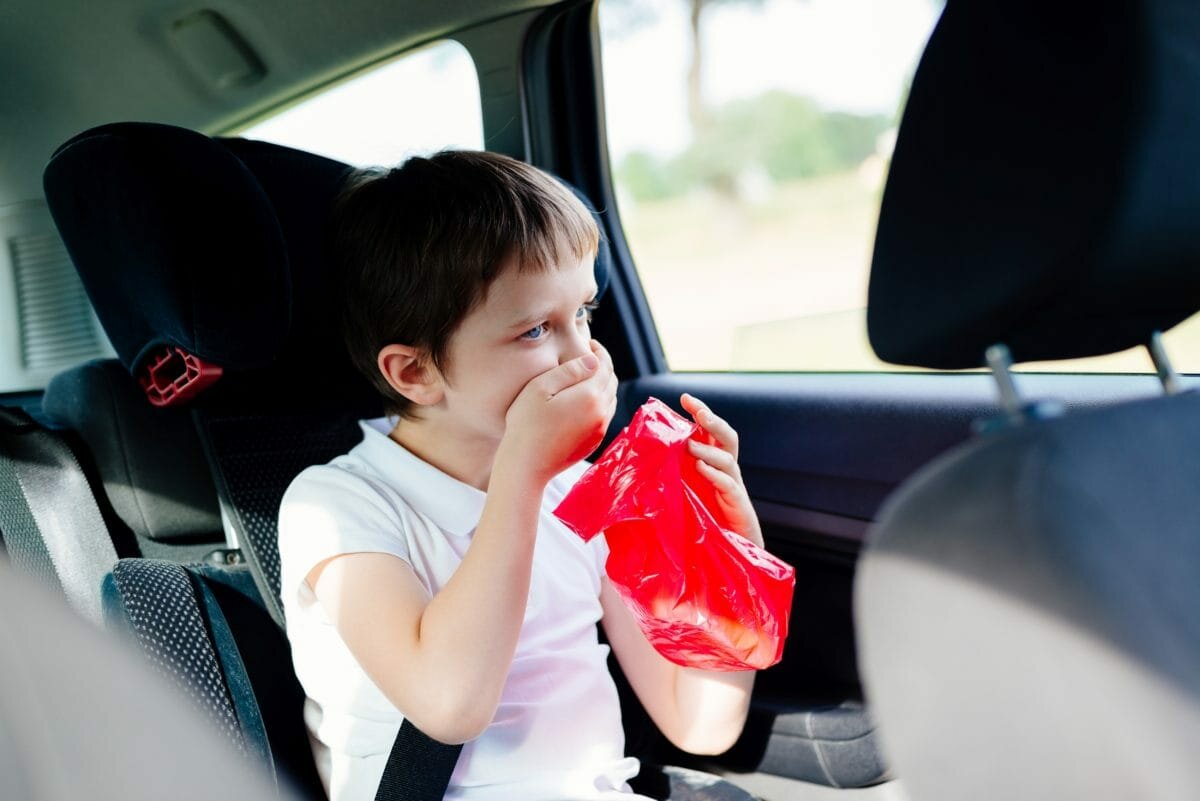 Ребенка укачивает в машине: причины и что с этим делать