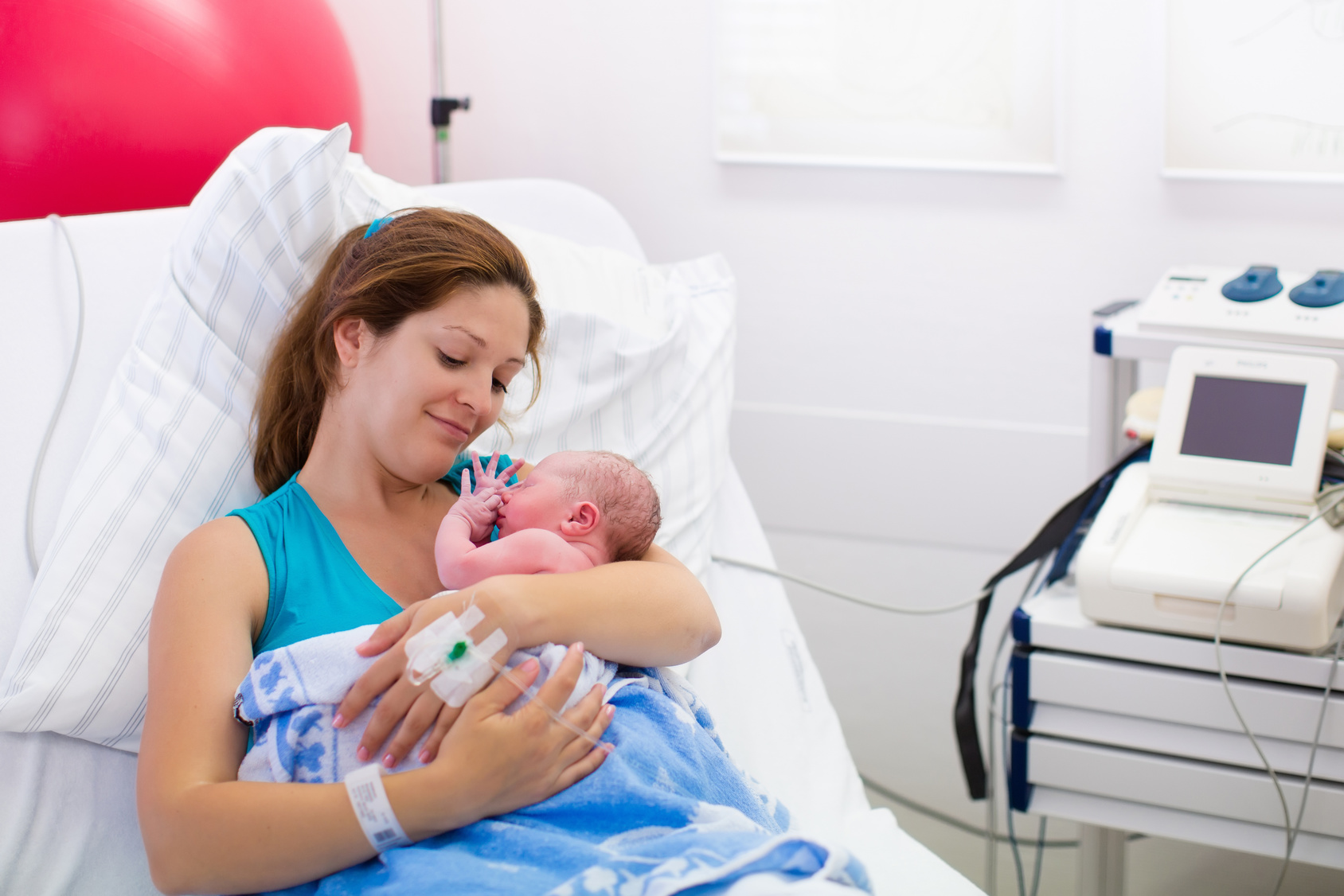 Первые вопросы о кормлении грудью в роддоме . первое кормление новорожденного молозивом